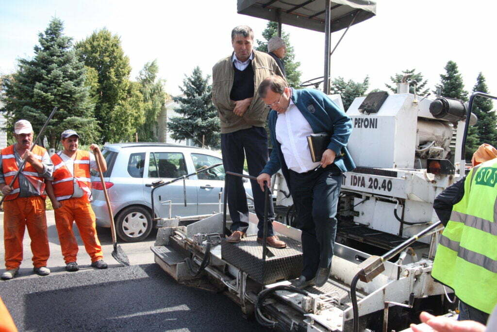 Asfaltări pe DE 85, la Fălticeni