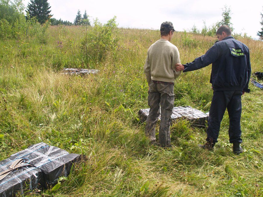Şi-a rupt piciorul în timp ce fugea de poliţiştii de frontieră