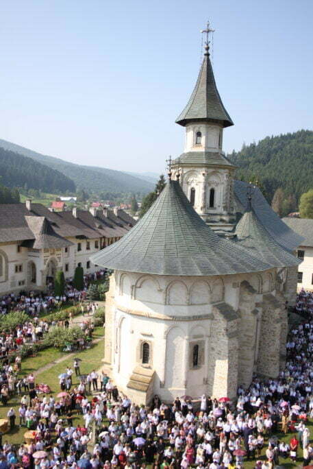 Sărbătoarea de la Putna, cu 20.000 de credincioşi şi cu două tabere de politicieni