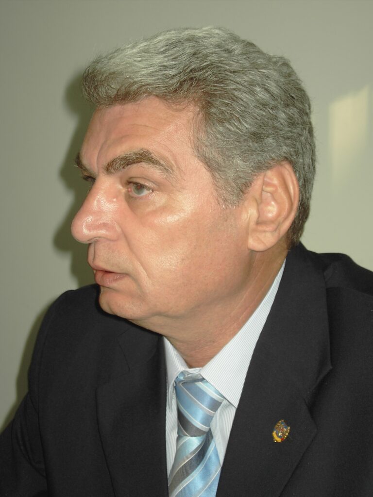 C. Gheorghe, nici bun, dar nici rău