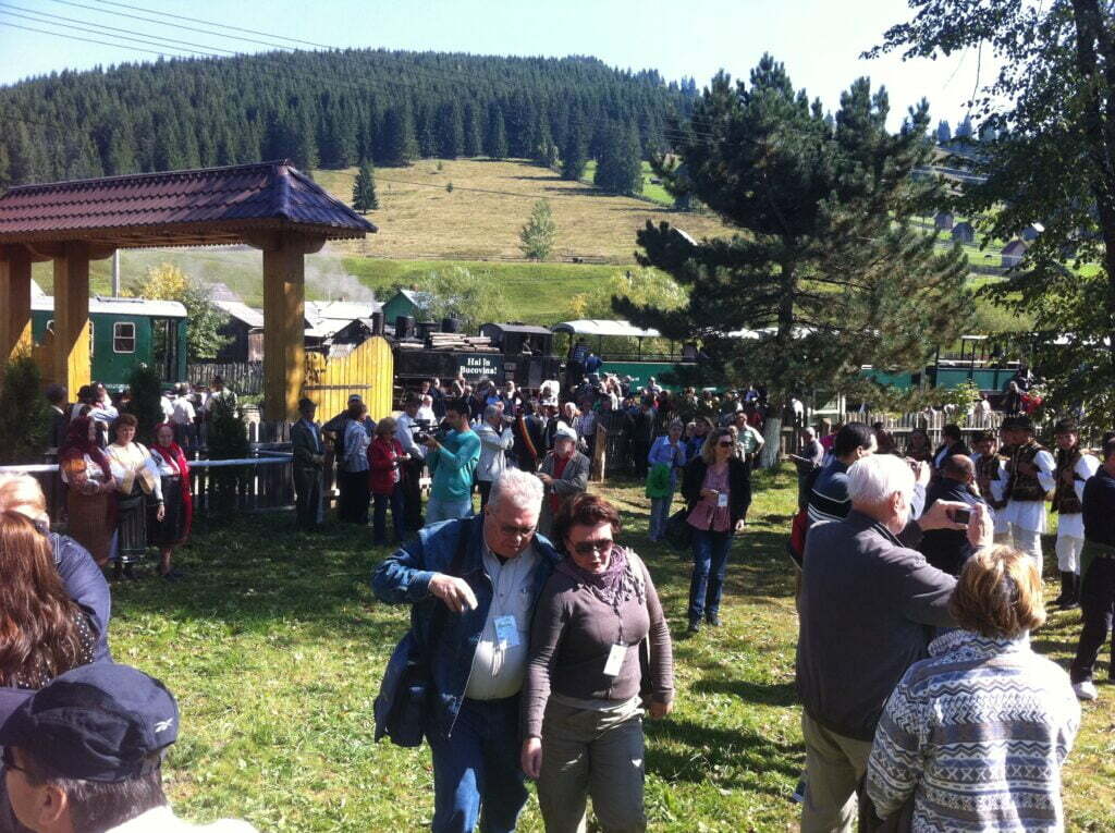 Jurnalişti străini, plimbaţi cu mocăniţa şi cu trăsura