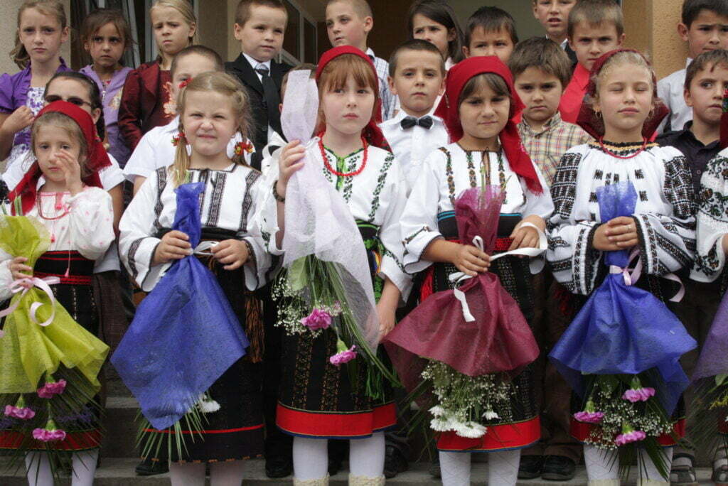 Inaugurare de grădiniţă cu copii îmbrăcaţi în costume populare