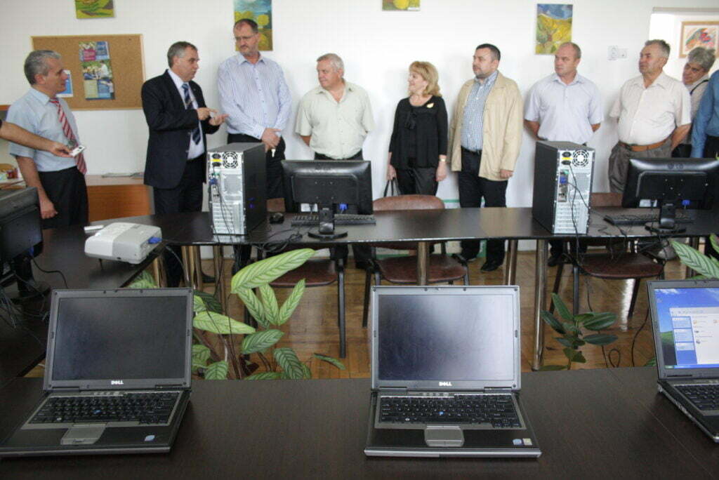 Laborator de informatică, inaugurat de ministrul Vreme