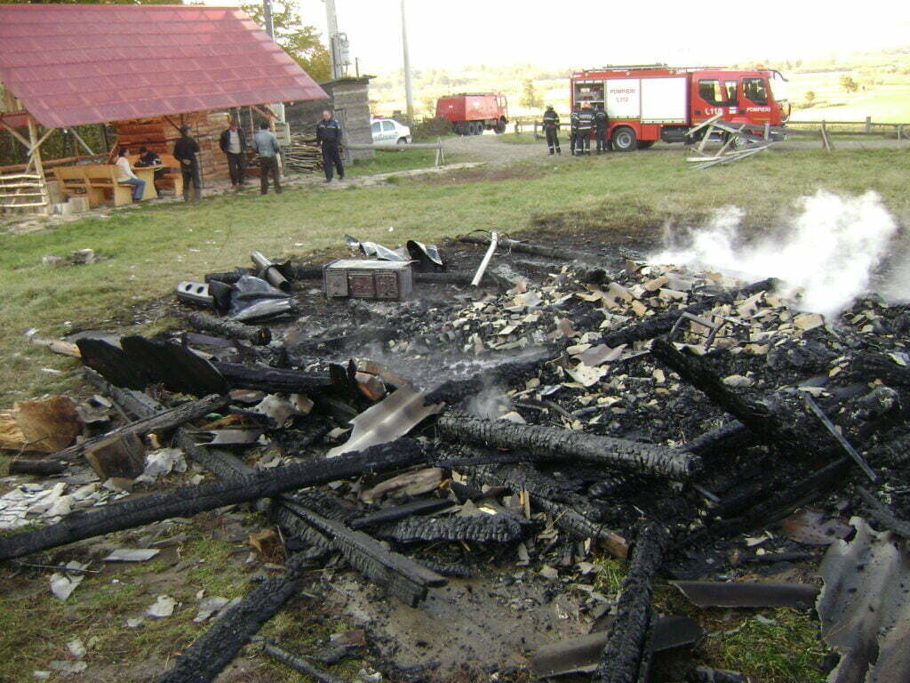 Bucătărie de vară distrusă de incendiu