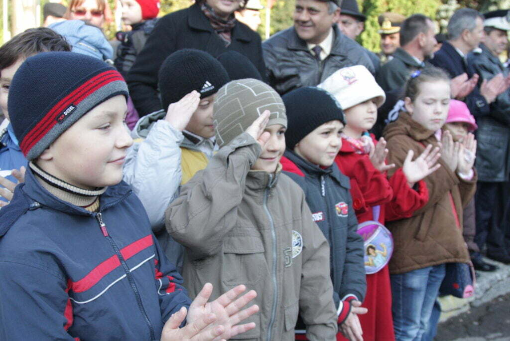 Defilări şi coroane de flori, de Ziua Armatei