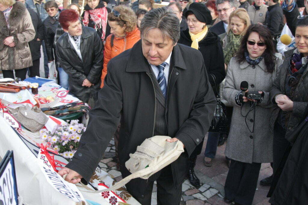 Primarul Tofan i-a făcut cadou ministrului Boagiu o traistă