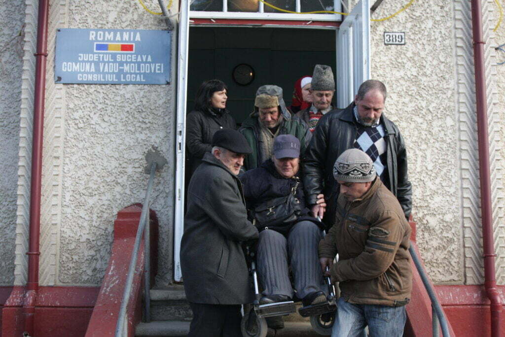 Protest al însoţitorilor persoanelor cu handicap din Vadu Moldovei