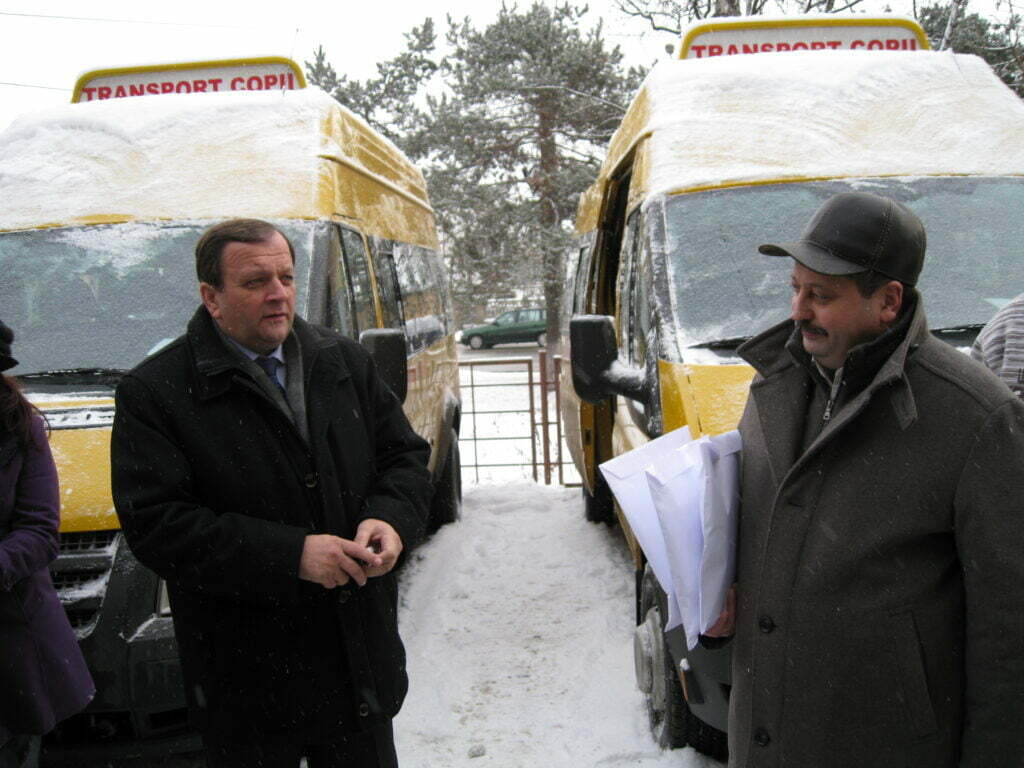 Microbuze şcolare pentru cinci localităţi sucevene