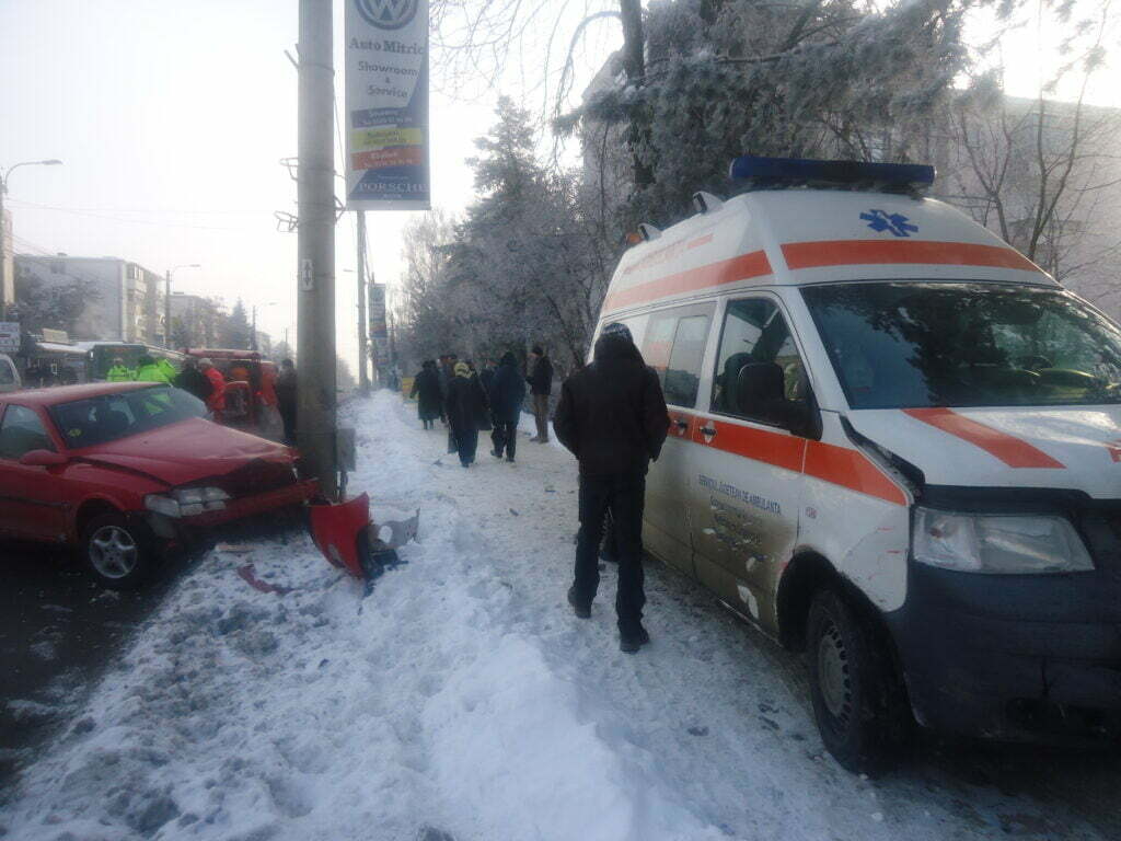 Ambulanţă implicată într-un accident, în zona Policlinicii Areni