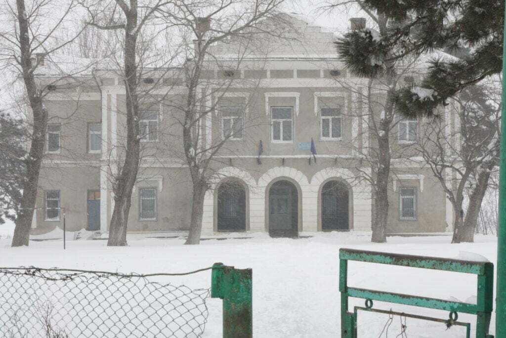 Copiii îngheaţă în clase, centrala zace nefolosită