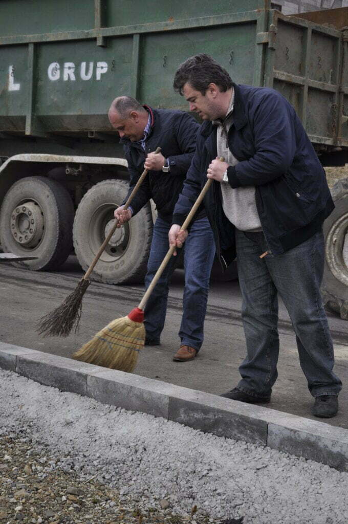 Liderii PNL şi PSD, la măturat alături de primarul PDL al Sucevei
