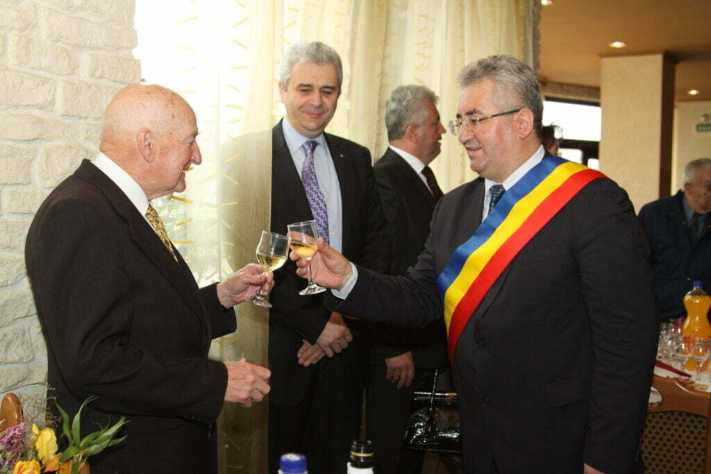 „Ctitorul infrastructurii de utilităţi a Bucovinei”, premiat de primarul Lungu
