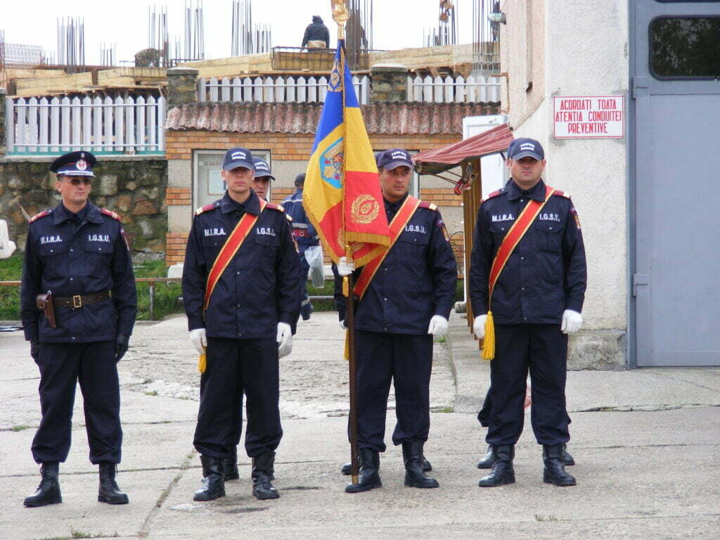 Un pompier a scos din rîul Suceava o fată care vroia să se sinucidă