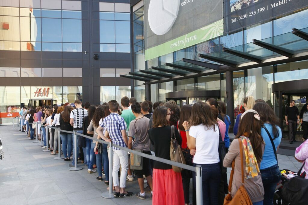 400 de suceveni prezenţi la deschiderea magazinului H&M