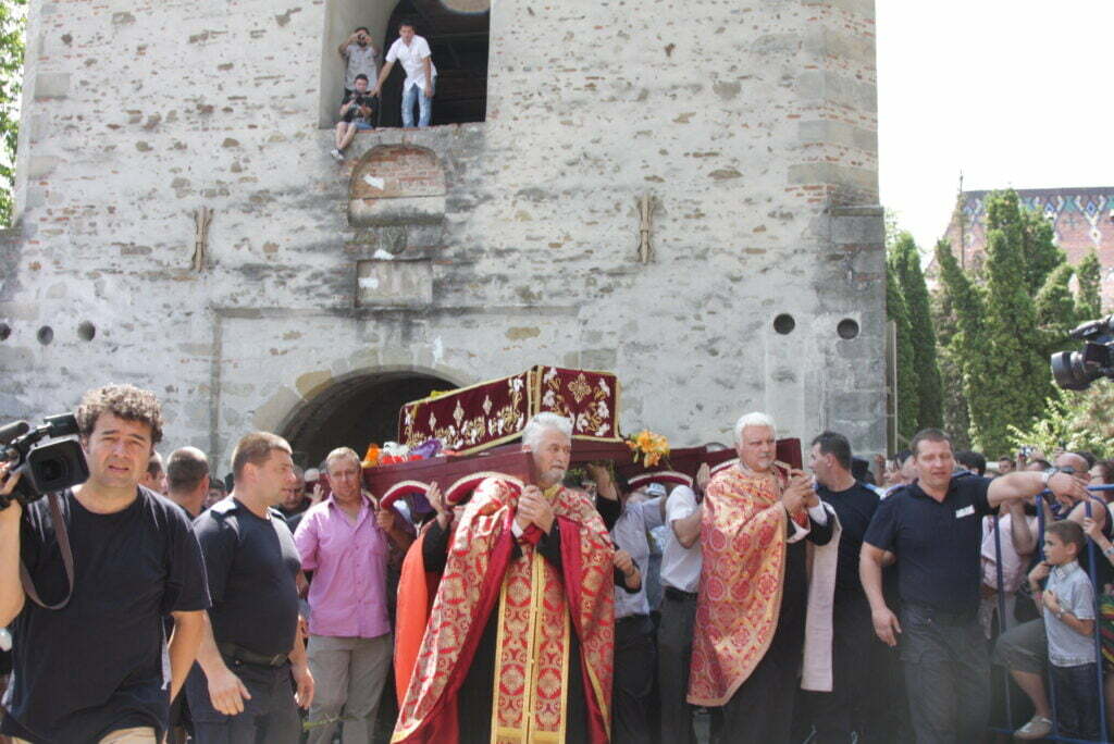 Din cauza căldurii, cinci credincioşi veniţi să vadă moaştele „Sfîntului Ioan”, au ajuns la spital