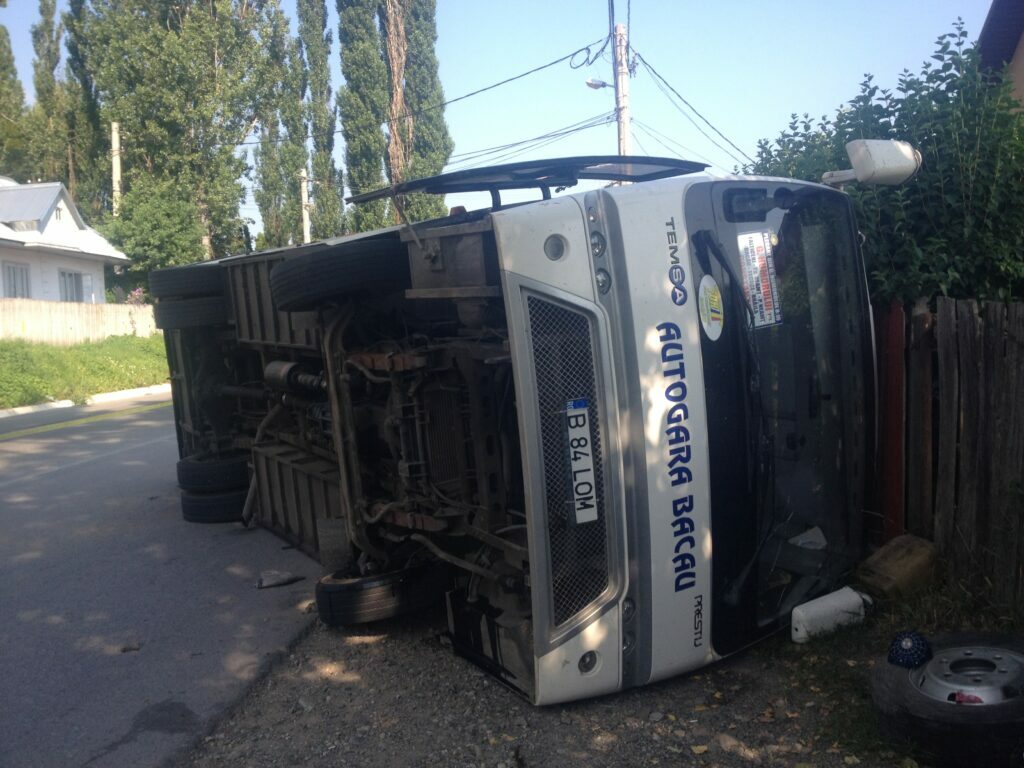 10 persoane rănite, după ce un autocar s-a răsturnat, la Fălticeni