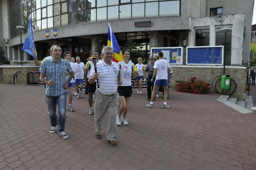 Primarul Lungu a alergat prin faţa Primăriei
