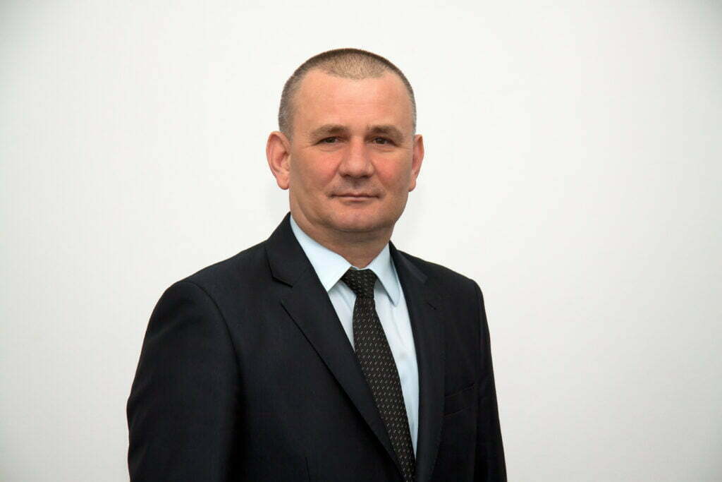 Bani de la consilieri locali pentru geamurile şcolii