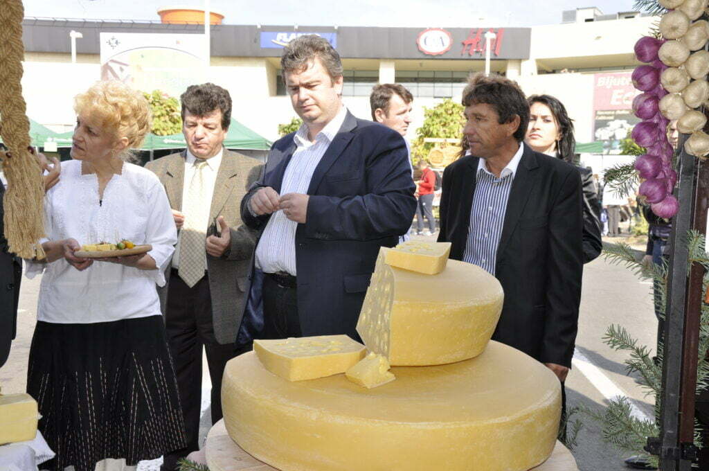 Spectacole, degustări de produse şi demonstraţii ale meşterilor populari, în centrul Sucevei