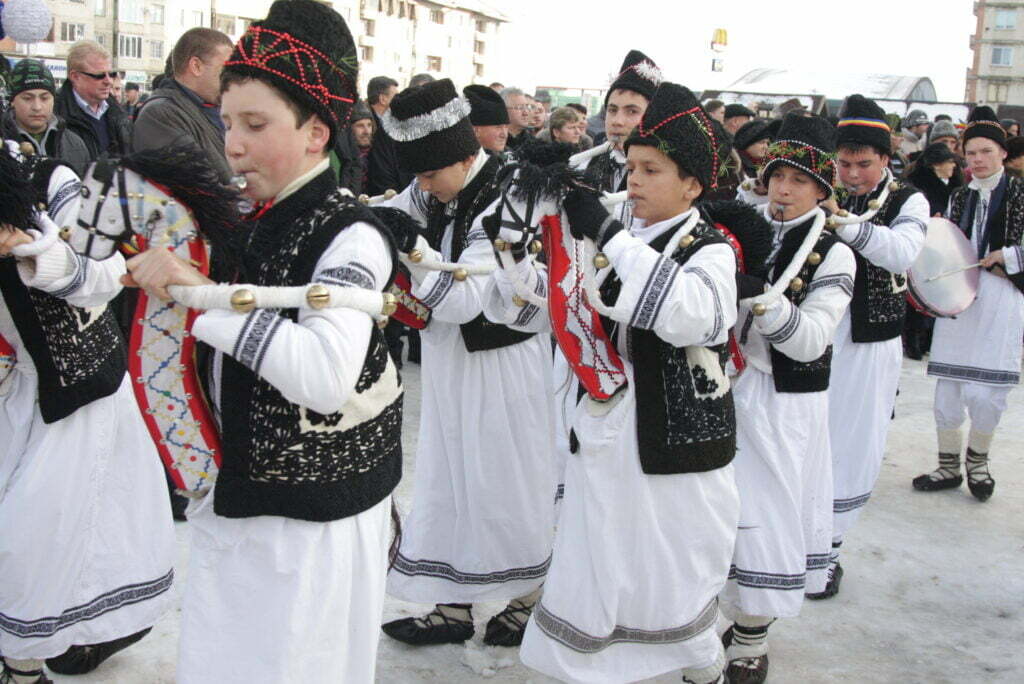 Spectacol de obiceiuri populare numai în faţa Casei de Cultură, nu şi la Palatul Administrativ