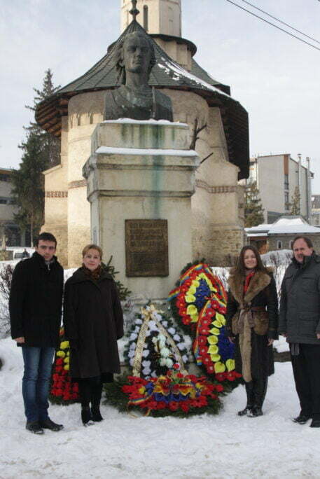 Coroană de flori depusă de parlamentara Ardeleanu la statuia lui Eminescu