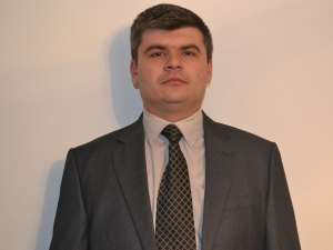 Băiatul rău, numai bun de secretar de stat