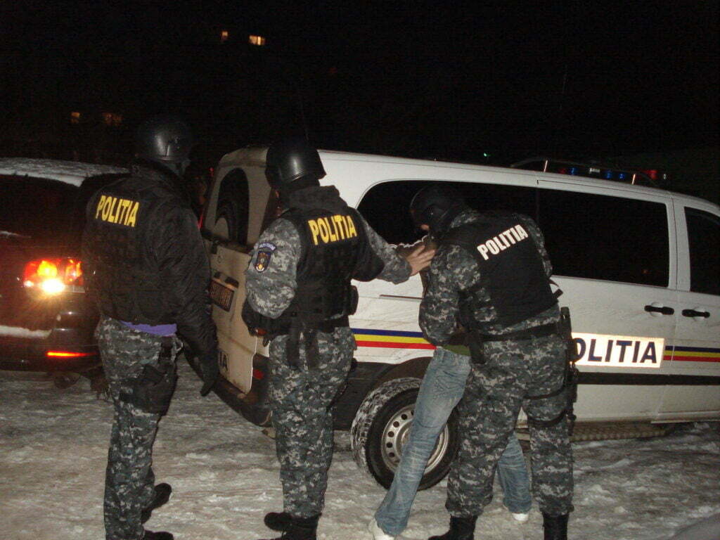 Clienţii unui bar din Suceava, trimişi de poliţişti acasă