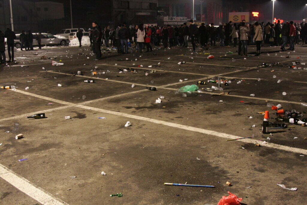 Parcarea „Iulius Mall”, măturată şase ore după spectacolul de Revelion