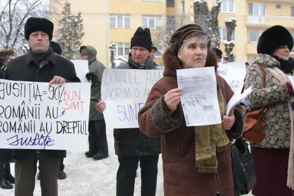Protest al foştilor angajaţi „Star Mod” în faţa Palatului de Justiţie