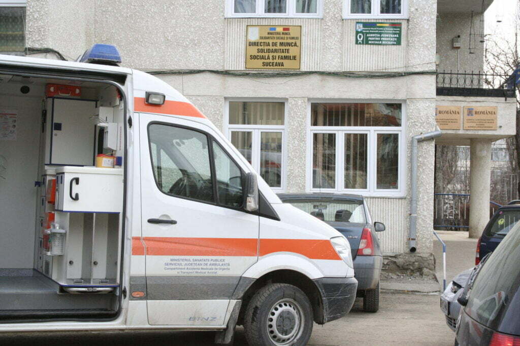 Şofer de pe ambulanţă pălmuit de rudele unui pacient care a decedat