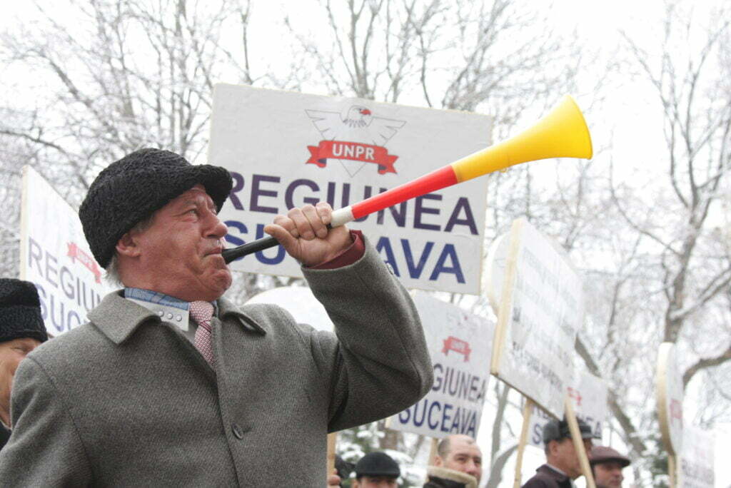 Unii măcar încearcă
