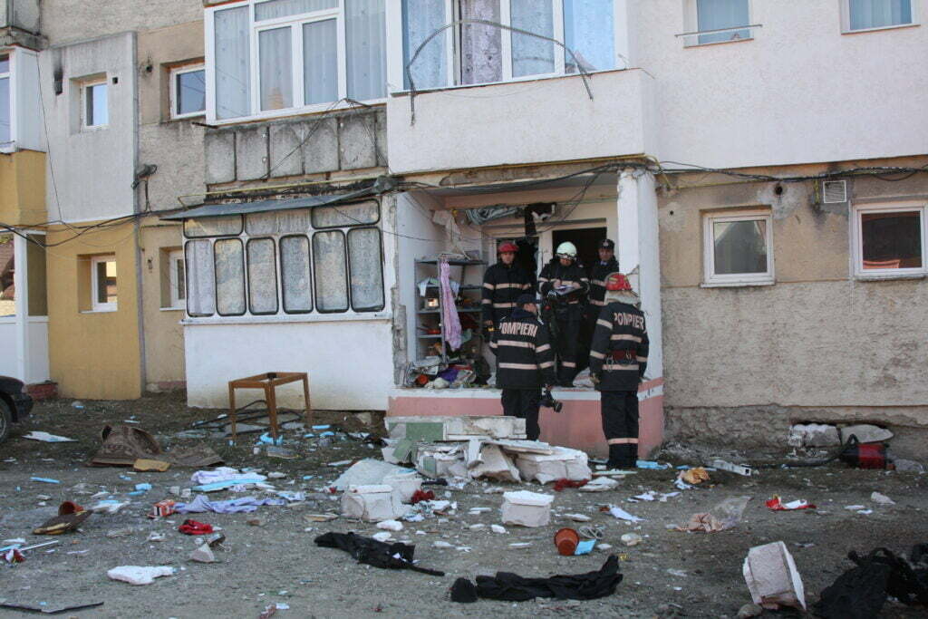 Explozie la un bloc de garsoniere soldată cu un rănit