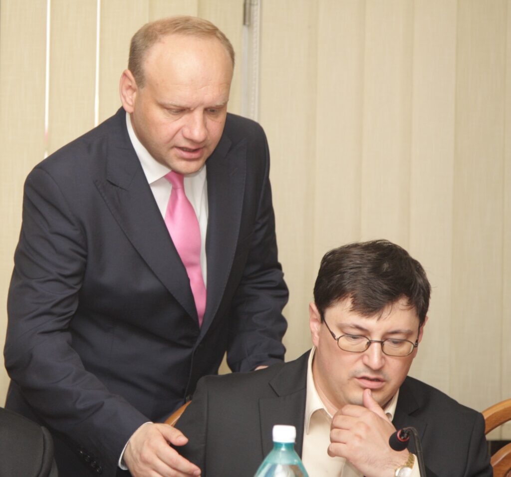 Doi şefi ocupaţi