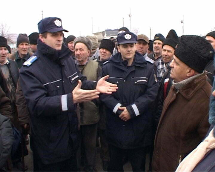 Drum blocat de cetăţeni nemulţumiţi că nu e reparat un pod