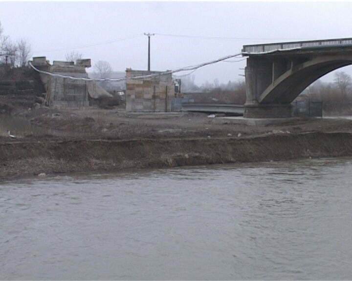 Podul din Liteni, care se află în reparaţii, era să rămînă fără grinzi