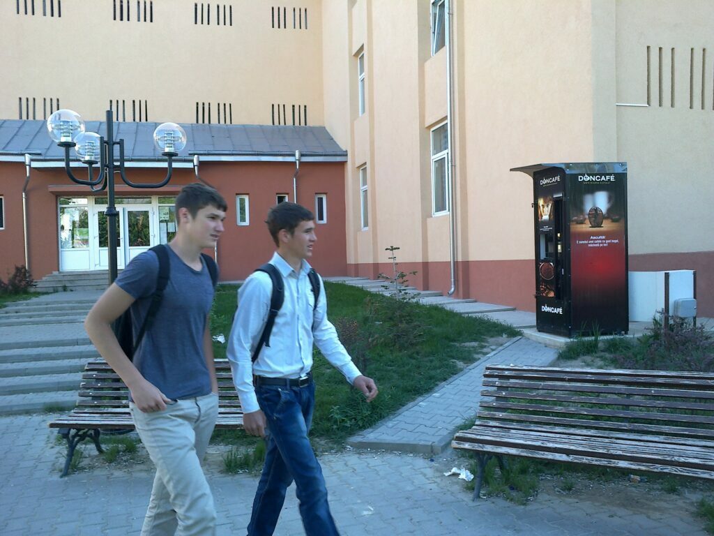 Aparat de cafea, amplasat ilegal în curtea Colegiului „Alexandru Ioan Cuza”