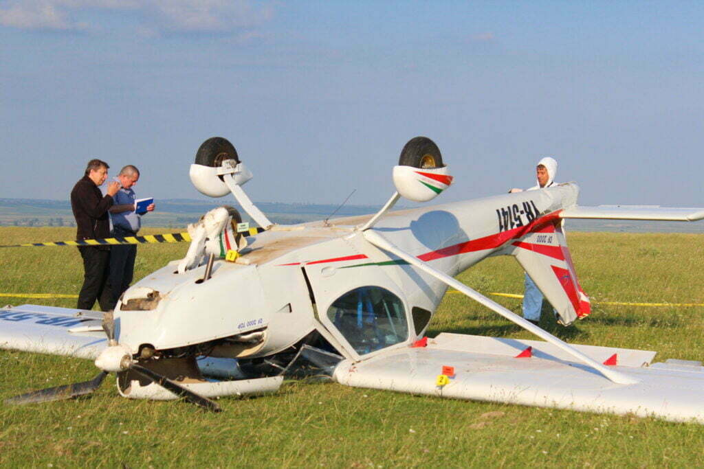 Un avion pilotat de un afacerist cîmpulungean a aterizat forţat