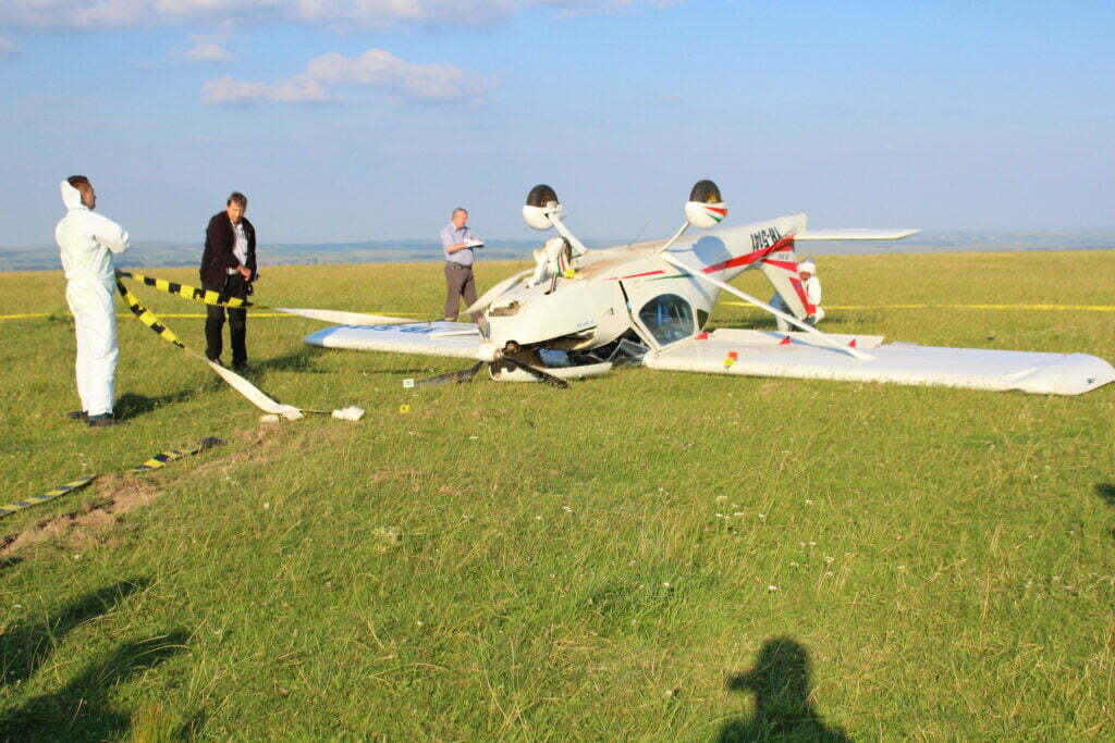 Motorul avionului care a aterizat forţat era defect