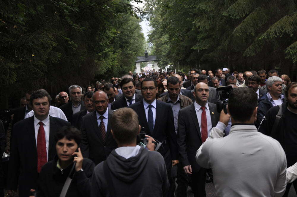 Premierul Ponta a stat un pic la slujba de la Putna, pentru a ajunge şi la cea de la Cacica