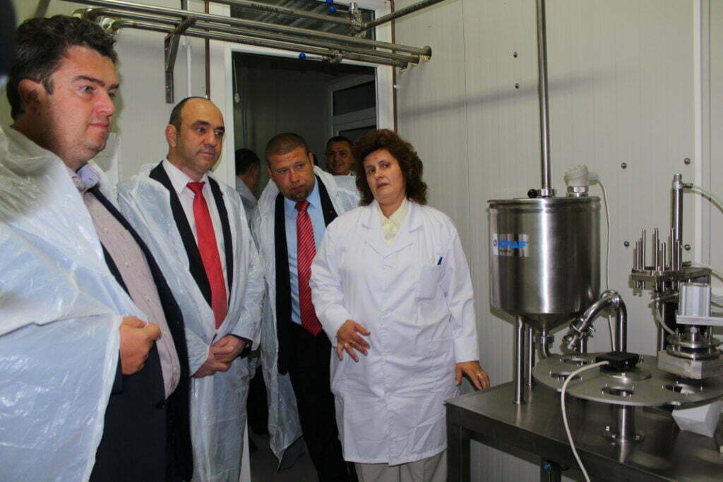 Cătălin Nechifor, la fabrica de lapte de la Şcoala Specială Bivolărie