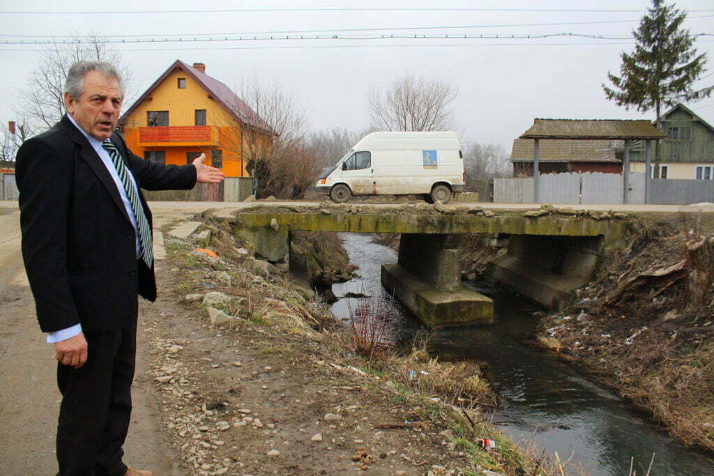 Bani pentru un construirea unui pod la Dorneşti