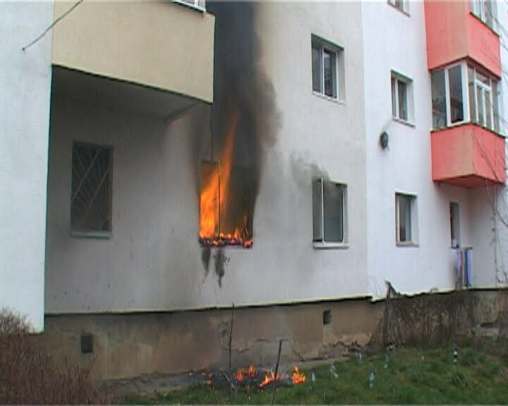 15 persoane, evacuate din cauza unui incendiu