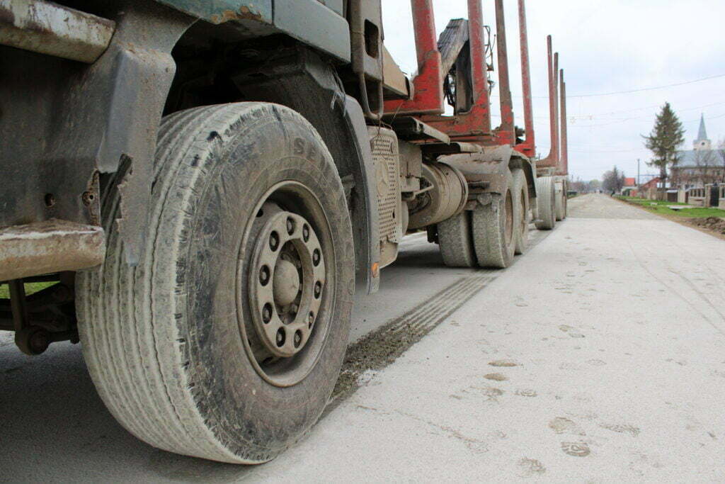 Drum proaspăt betonat, distrus de o autoutilitară