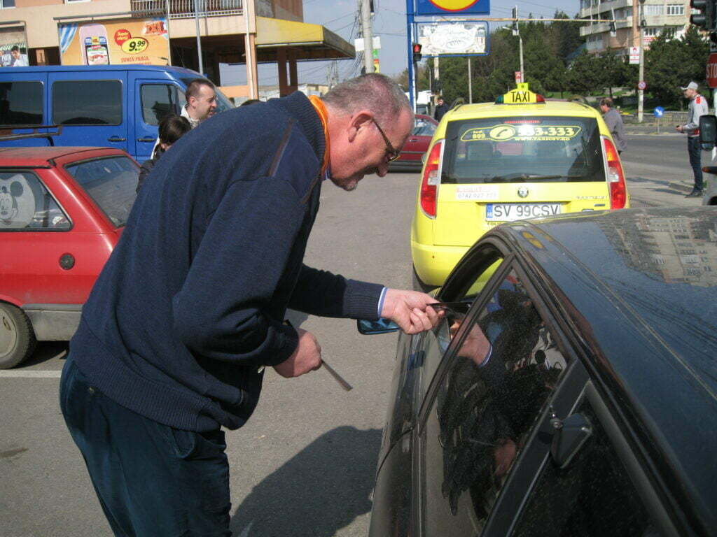 PDL a împărţit fluturaşi împotriva scumpirii combustibilului
