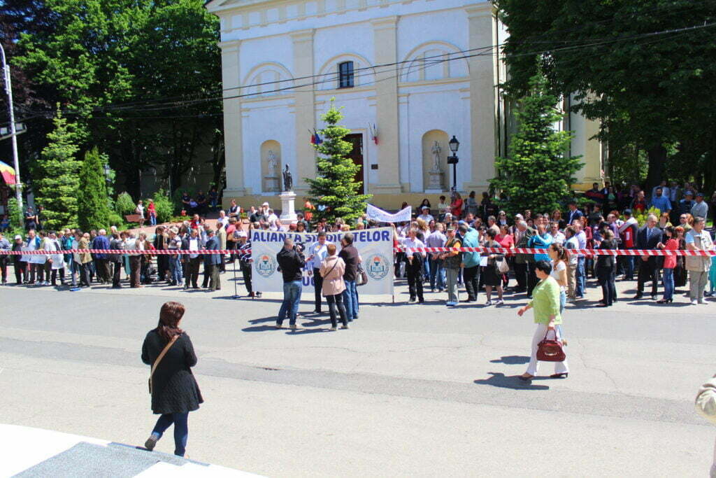 Protest al sindicaliştilor din învăţămînt, în faţa Palatului Administrativ