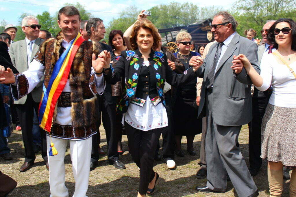 Ministrul Plumb a dansat la Hora Bucovinei