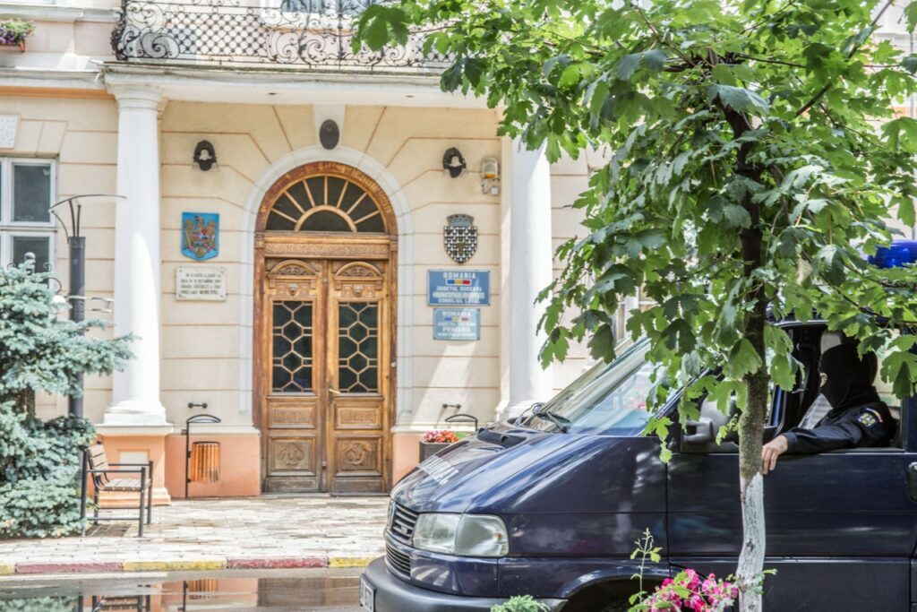 Percheziţii DNA la trei magistraţi din Suceava şi Rădăuţi, la un poliţist de frontieră, la un om de afaceri şi la Primăria Rădăuţi