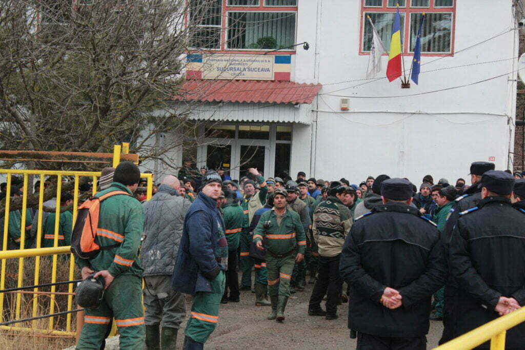 Minerii de la Crucea, stimulaţi să facă grevă