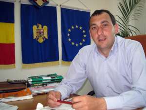 Primarul de Vatra Moldoviţei, incompatibil