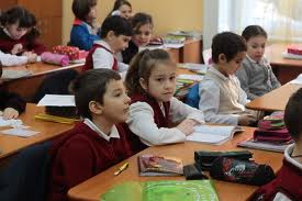Mii de elevi suceveni studiază în regim simultan
